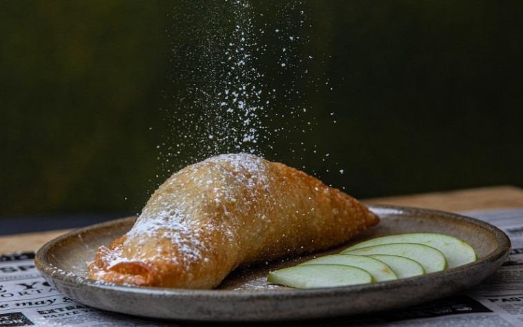 זה עם תפוחים אבל תדמיינו שיש כזה עם אסאדו וגבינה!-סטריט שף