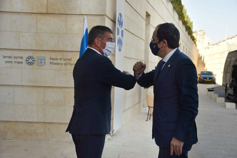 Foreign Minister Gabi Ashkenazi with Cypriot Foreign Minister Nikos Christodolidis (Photo: Foreign Ministry)