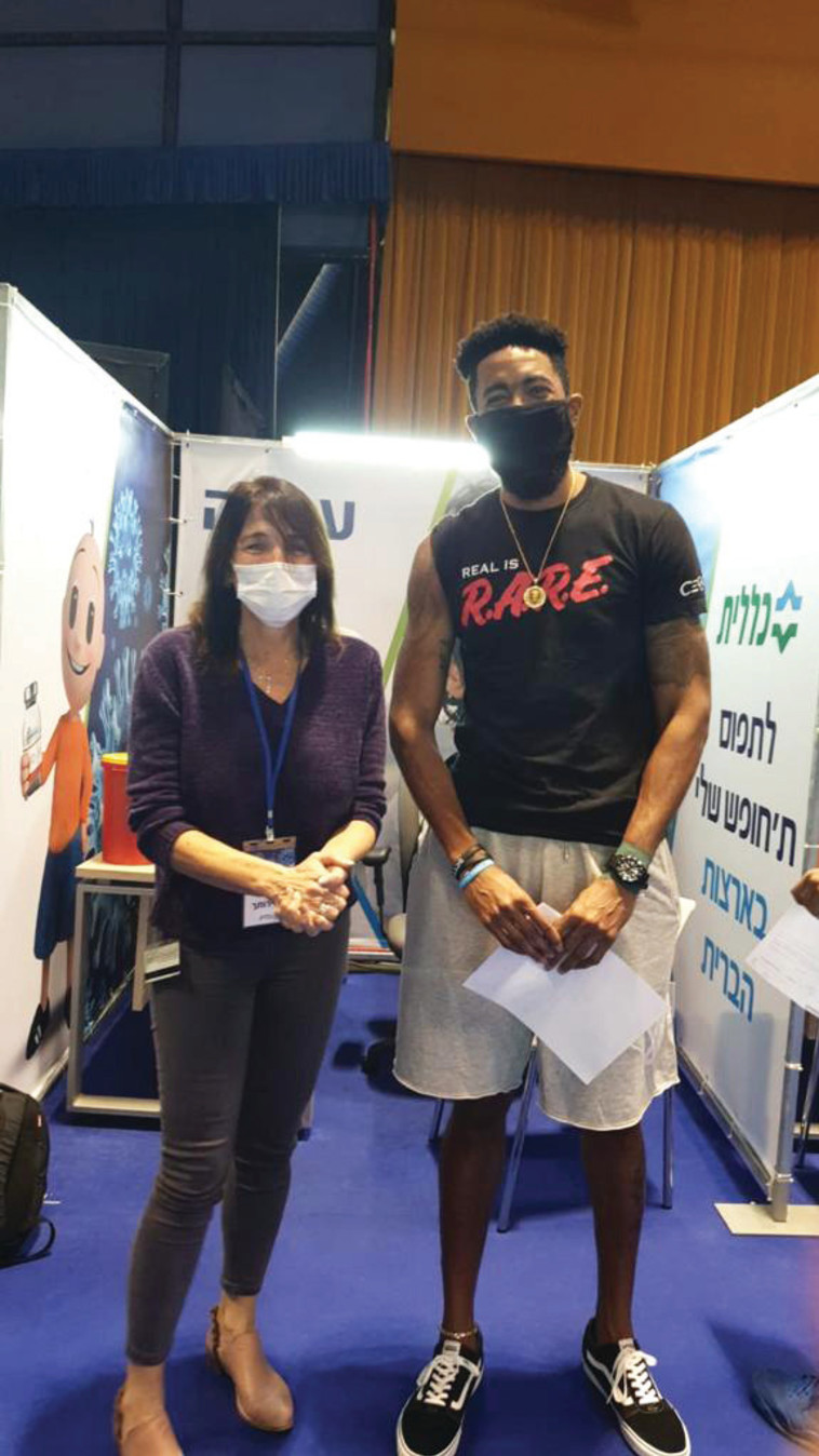 אורלי צור עם כדורסלן מכבי חיפה