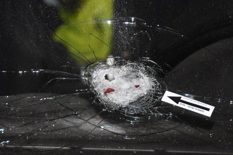 The windshield of the policeman's vehicle (Photo: Police Spokeswoman)