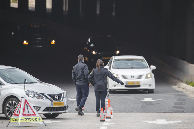 Police checkpoint to enforce closure (Photo: Yonatan Zindel, Flash 90)