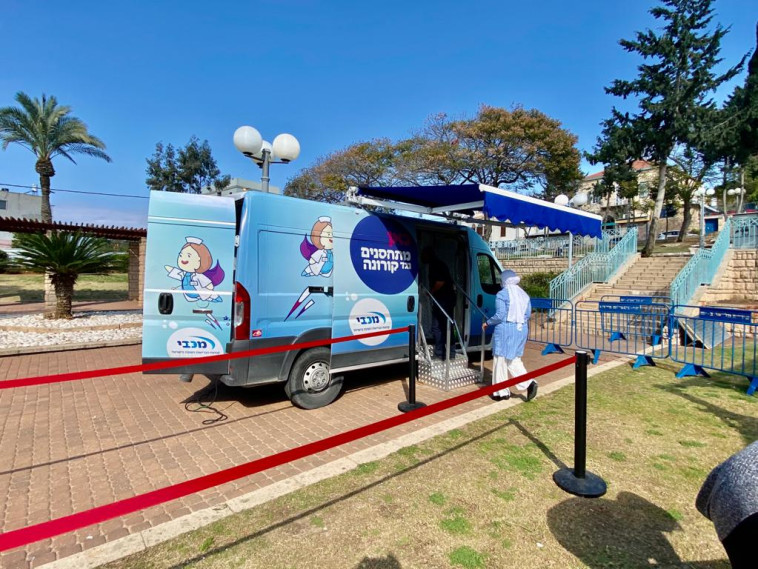 ניידת חיסונים נגד הקורונה ביפו, של קופת החולים ''מכבי''