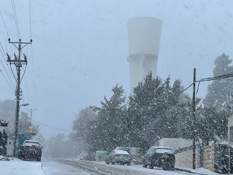 שלג נערם בצפת