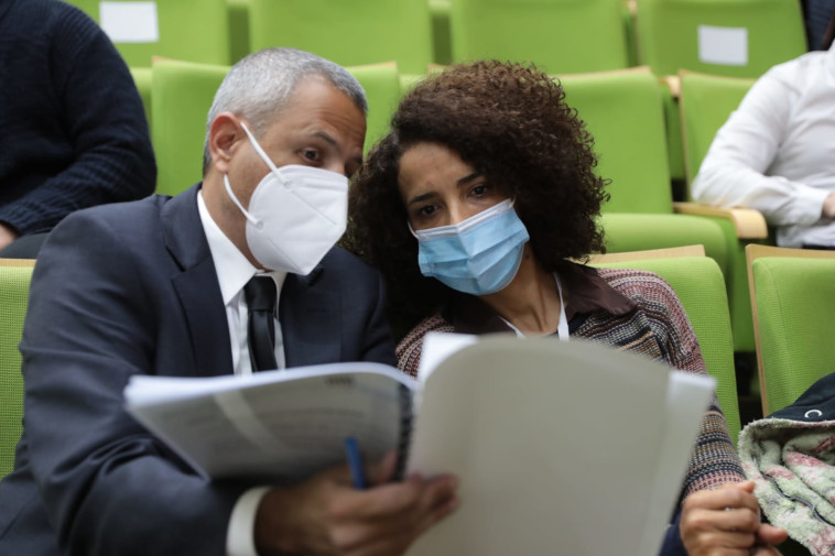 Abtissam Maraana and her lawyer Guy Bossi in a discussion in the Election Commission (Photo: Yossi Zamir, GPO)