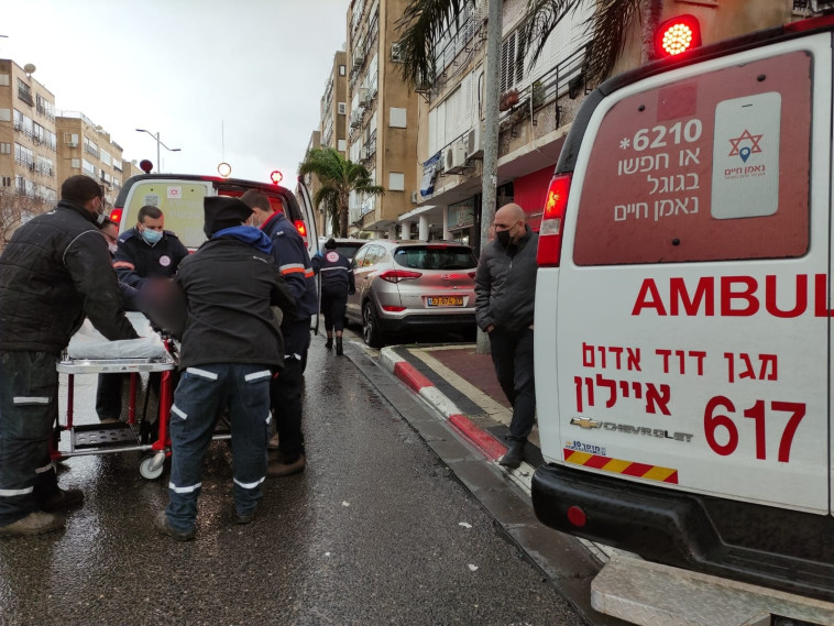 פינוי הגבר הפצוע בבת ים