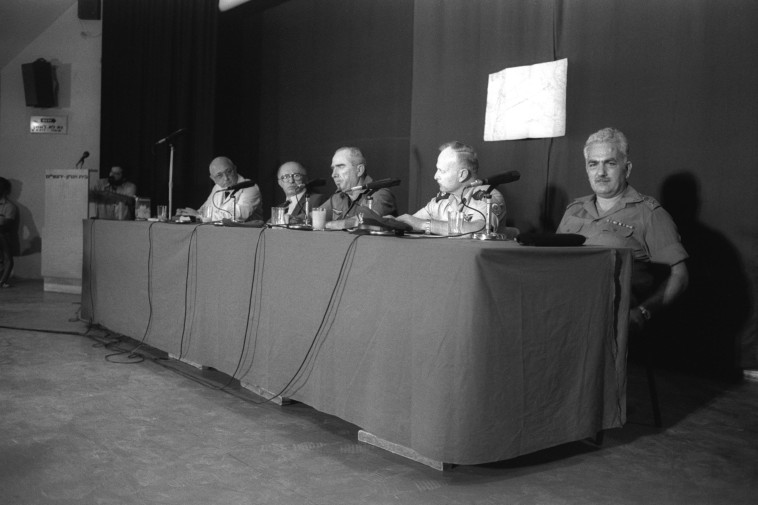 יהושע שגיא (מימין) לצד מנחם בגין ובכירי צה''ל