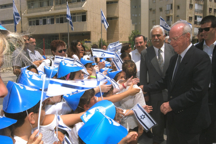 יהושע שגיא כראש העיר בת ים, לצד יצחק רבין