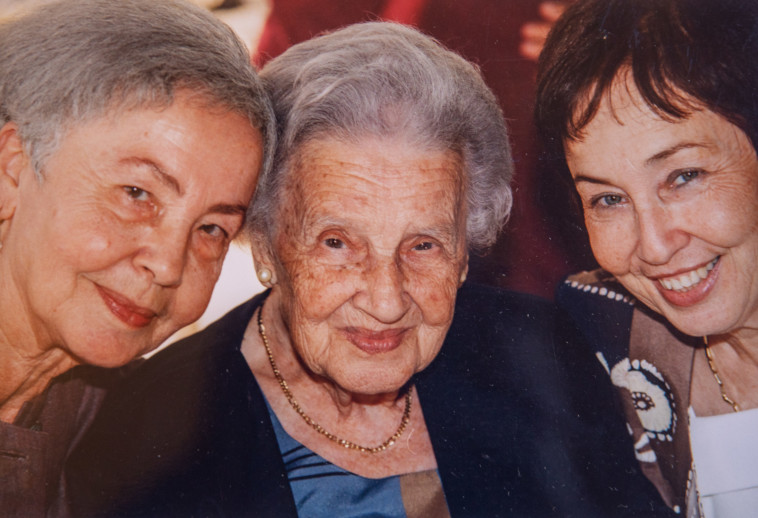 מינה צמח עם אמא שלה ואחותה