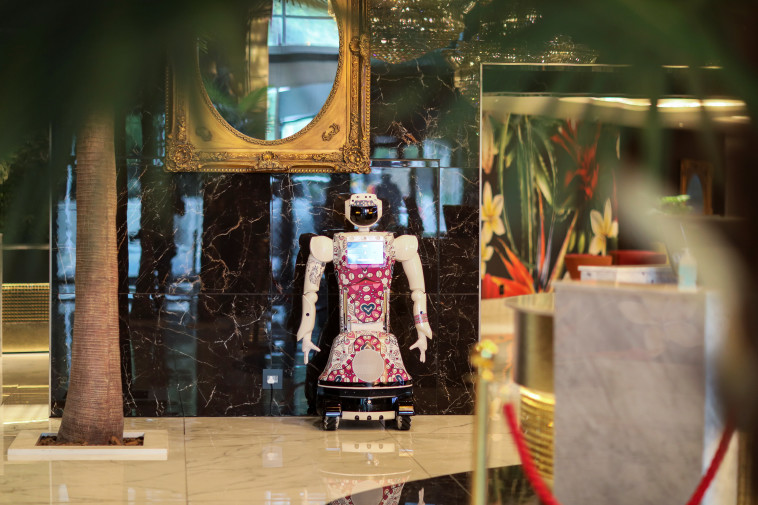 רובוטית בלובי