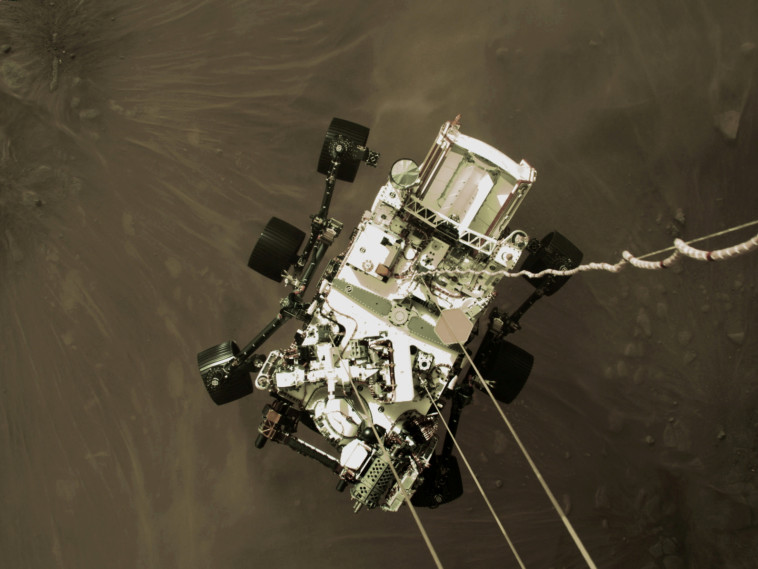 הגשושית פרסוורנס רגע לפני הנחיתה על מאדים (צילום: NASA/JPL-Caltech/Handout via REUTERS)