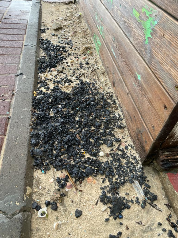 Tar pollution at Nitzanim Beach (Photo: Ministry of Environmental Protection, Yitzhak Kodowitzky)