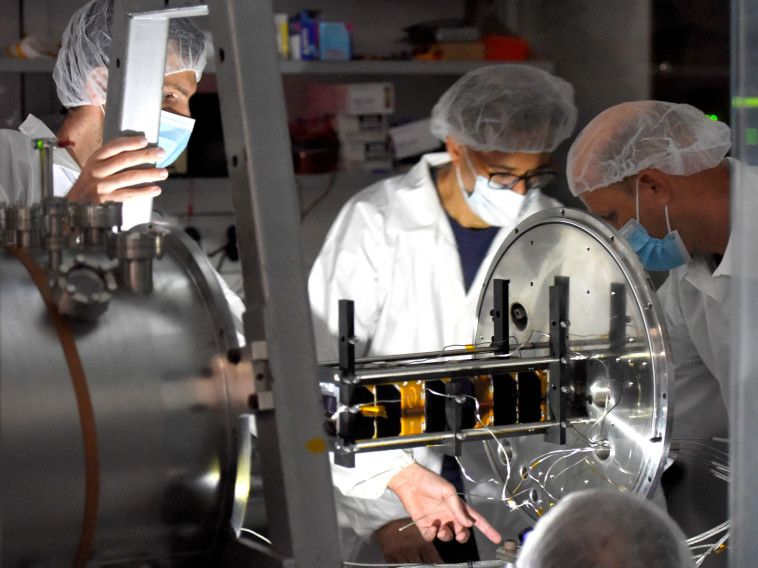 צוות המדענים של אוניברסיטת תל אביב עם הננו לווין