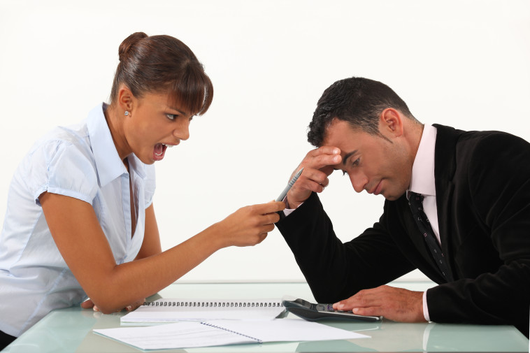 הביך אותה מול כל האורחים וכעת היא דורשת להתגרש, אילוסטרציה