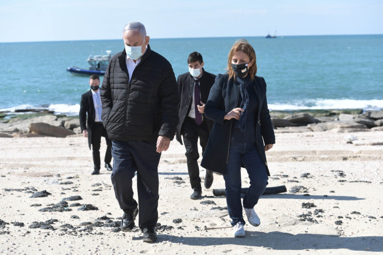Benjamin Netanyahu and Gila Gamliel at the beach (Photo: Kobi Gideon, GPO)
