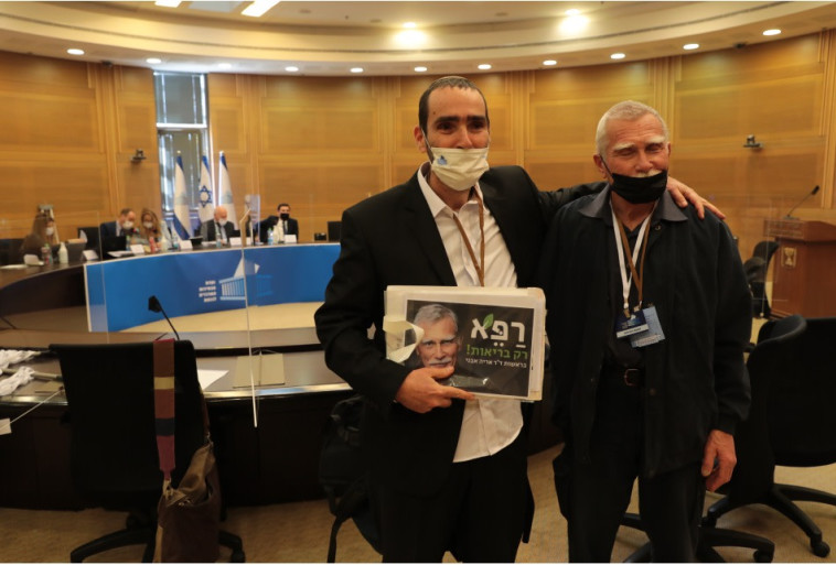 ד''ר אריה אבני מימין, מגיש את רשימתו ליו''ר ועדת הבחירות המרכזית