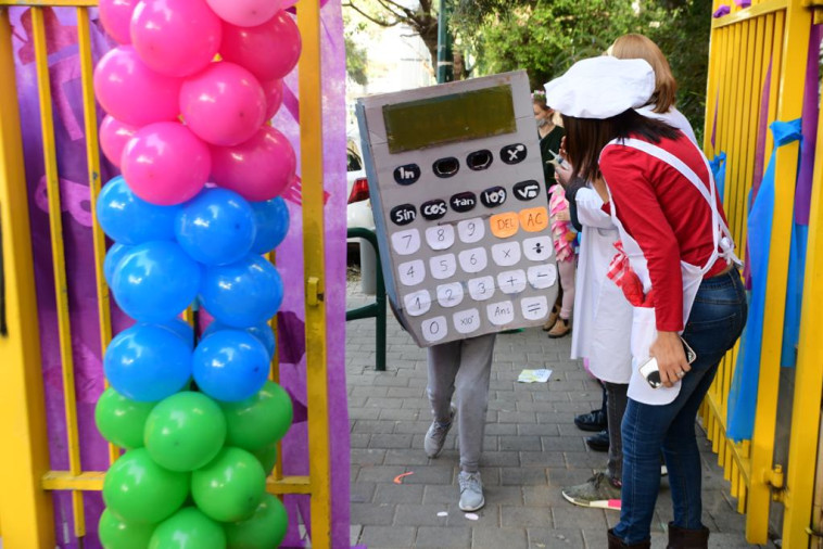 Purim celebrations at a school in Tel Aviv (Photo: Avshalom Shashoni)