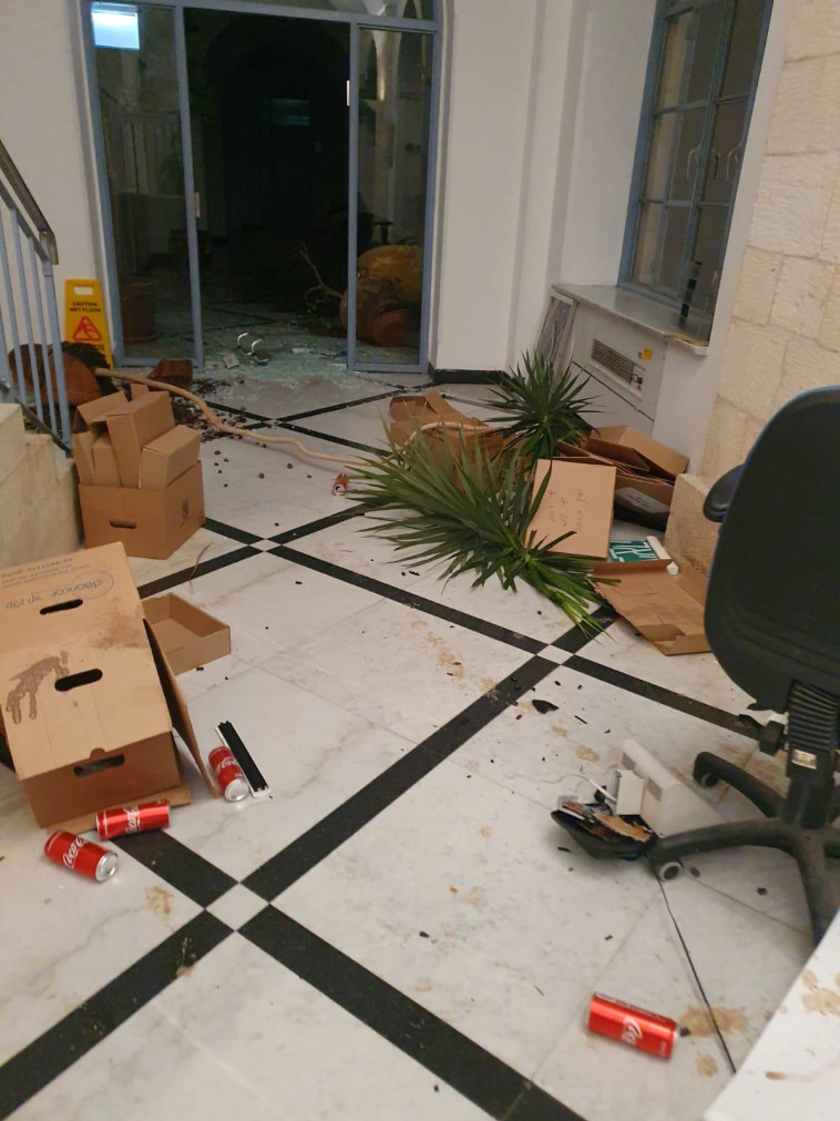 השחיתו משרדים ועציצים