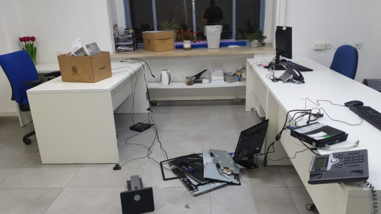 השחיתו ציוד משרדי, מחשבים ומכשירים