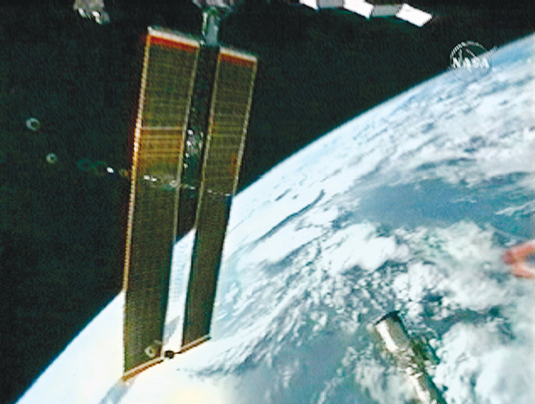 פאנל סולארי בחלל 