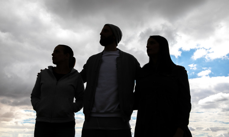 ארבעת האחים שמספרים על היום בו אביהם רצח את אמם