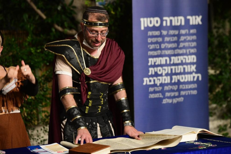 Reading a Megillah in Tel Aviv (Photo: Avshalom Shashoni)