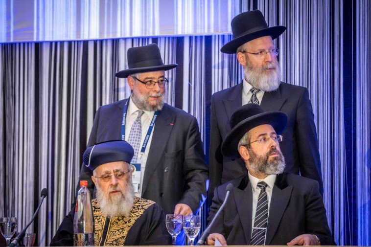 הרבנים הראשיים ומאחוריהם הרב פנחס גולדשמיט, ראש הוועידה, והרב משה לבל, המנהל הרבני של ועידת רבני אירופה.