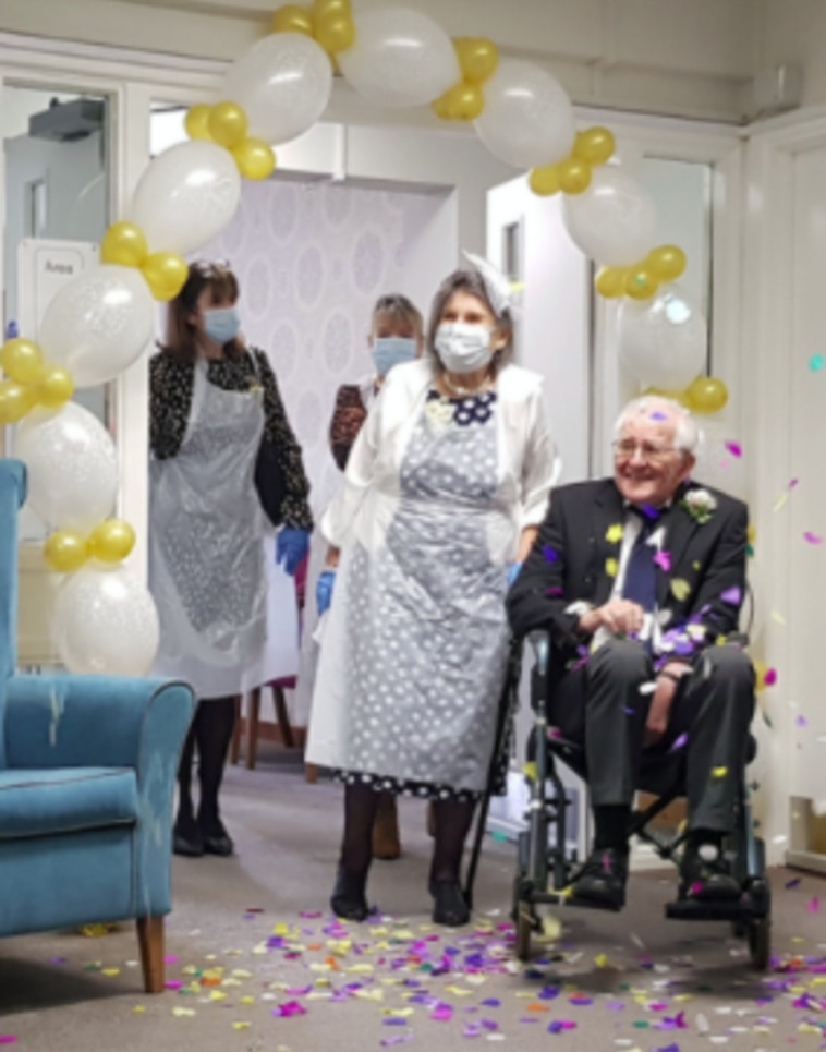 מתוך טקס החתונה של פיטר וג'ין בבית החולים