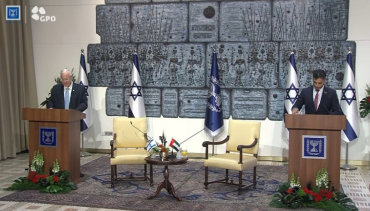 שגריר איחוד האמירויות מוחמד אל-חאג'ה נושא נאום בפני הנשיא ריבלין