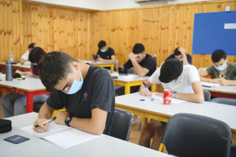 תלמידים בבתי הספר עם מסכות