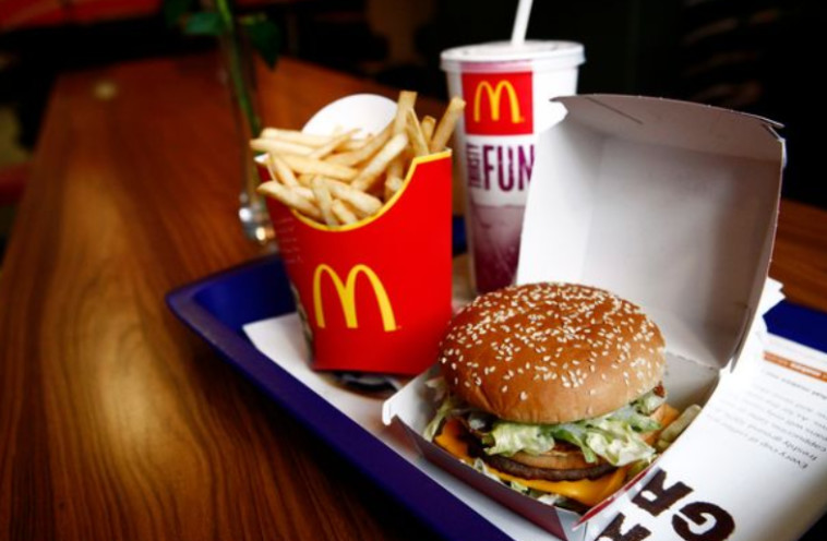 ארוחה במקדונלד'ס