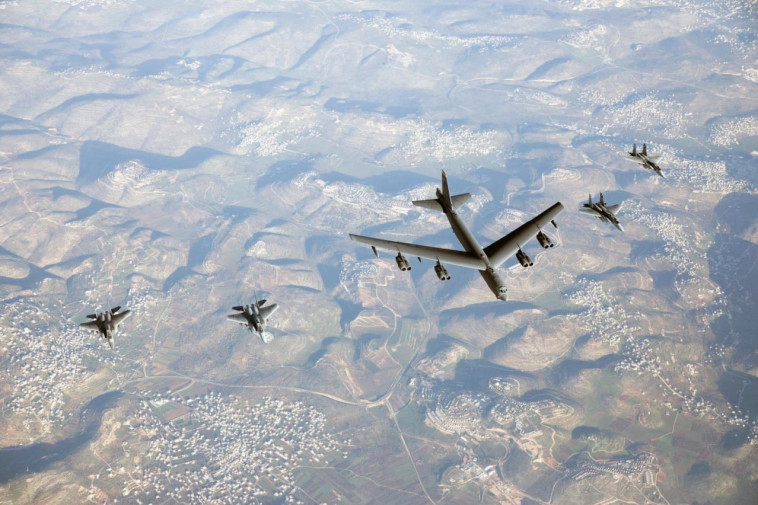 מטוסי צה''ל יחד עם מפציצים אמריקאים מעל שמי ישראל (צילום: באדיבות דובר צה''ל)