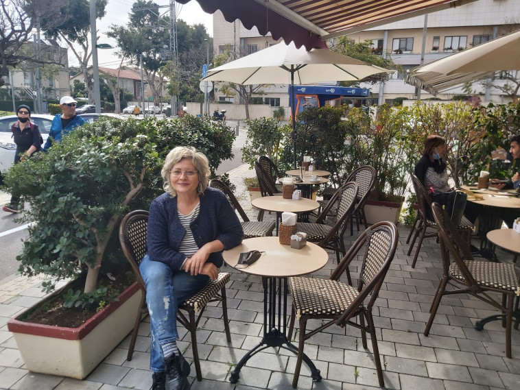 אורנה פותחת שולחן בקפה של דבורה