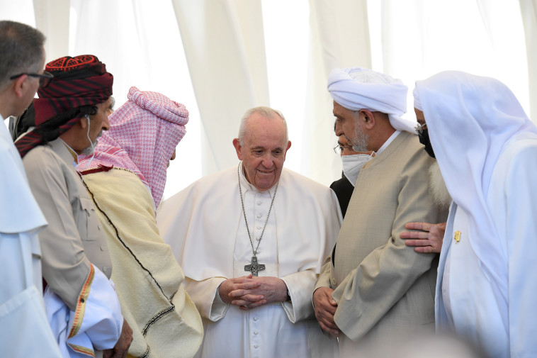 האפיפיור פרנציסקוס בביקורו ההיסטורי בעיראק (צילום: Vatican Media/­Handout via REUTERS)