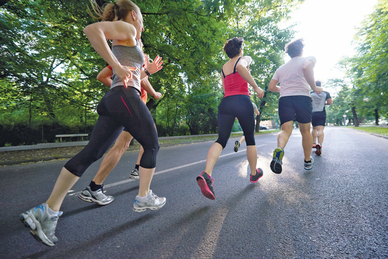 נשים באימון ריצה 