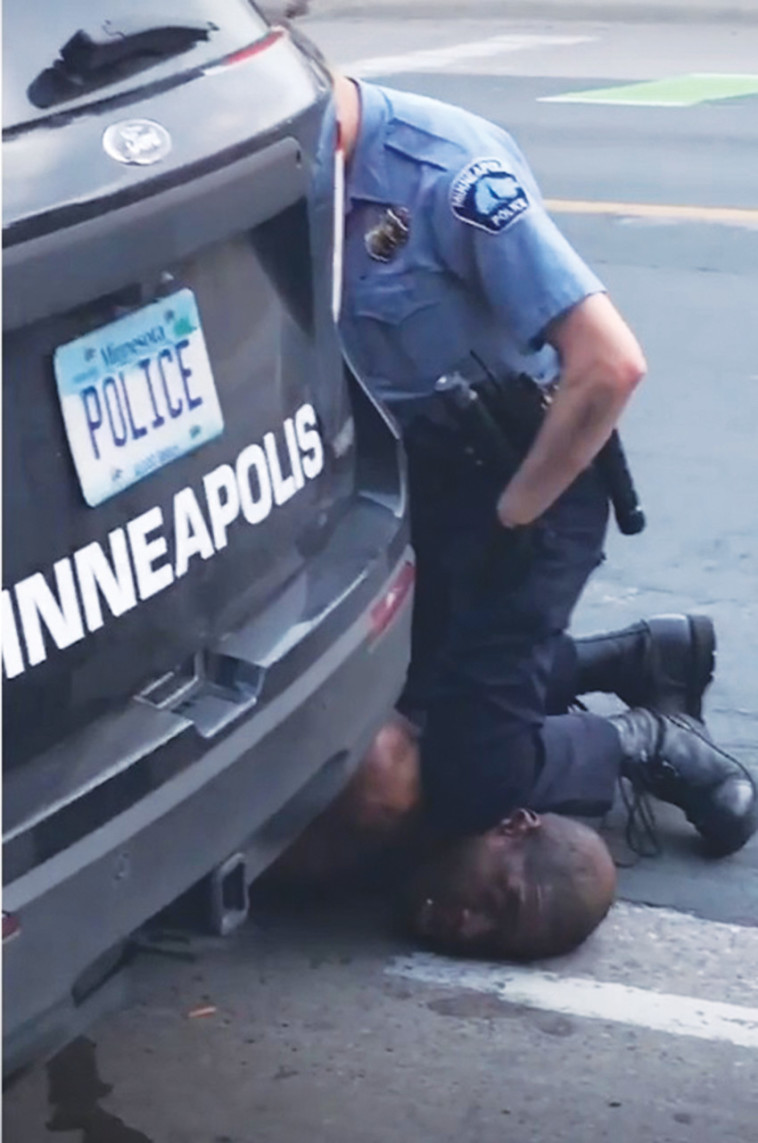 תיעוד השוטר שחנק את ג'ורג' פלויד למוות (צילום: צילום מסך)