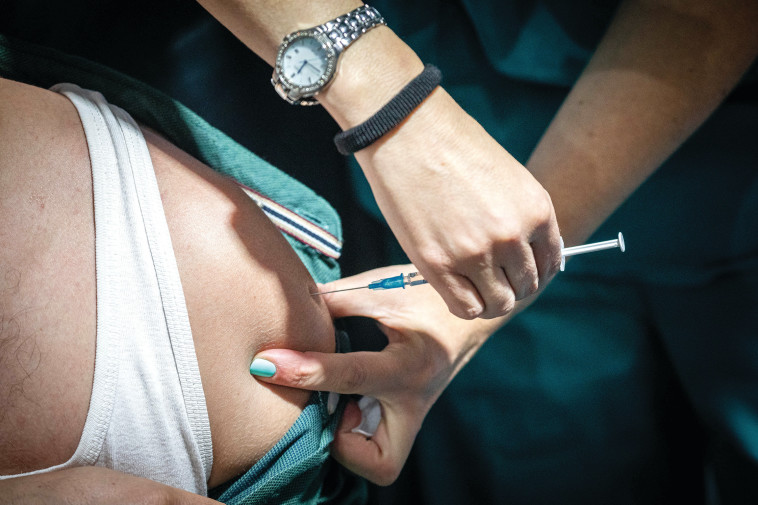 Corona vaccine, illustration (the photographer has nothing to do with what is said in the article) (Photo: Yonatan Zindel, Flash 90)