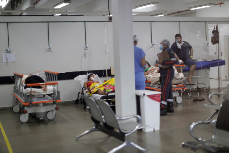 טיפול בחולי קורונה בברזיל, בבית החולים בברזיליה (צילום: REUTERS/Ueslei Marcelino)