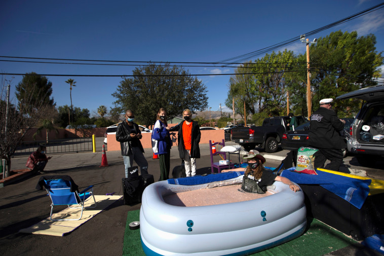בארקר באמבטיית השעועית מחוץ למסעדת ''לוס טורוס''