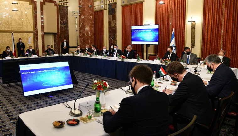 Benjamin Netanyahu, Andrei Babish and Victor Urban at a summit meeting in Jerusalem (Photo: Haim Tzach, GPO)