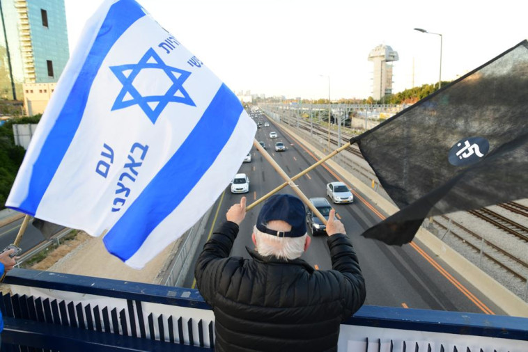 Demonstrator against Prime Minister Netanyahu (Photo: Avshalom Shashoni)