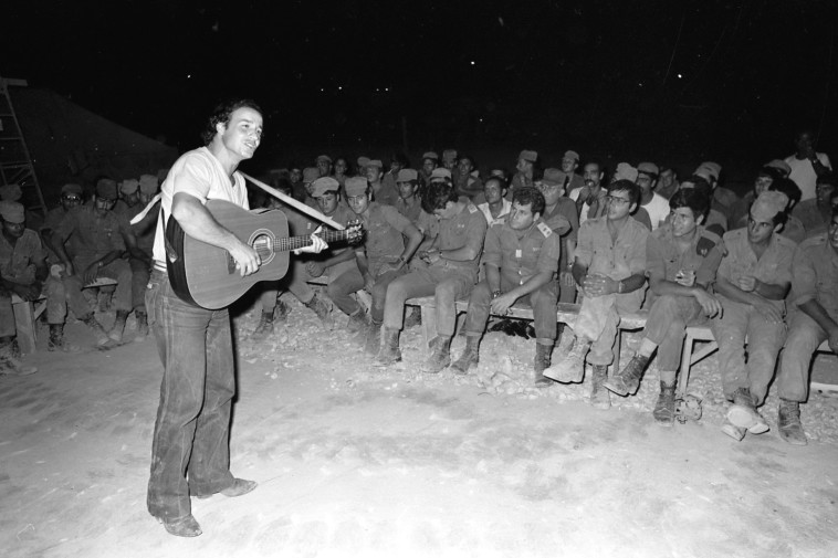 אבי טולדנו הופעה בפני חיילי צה''ל
