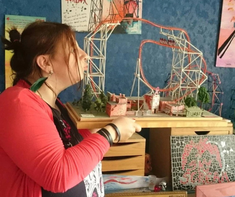 מאוהבת ברכבת הרים