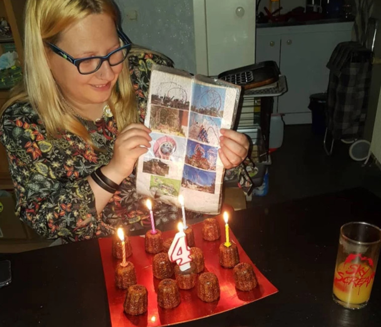 אנג'ל חוגגת ארבע שנות היכרויות עם רכבת ההרים 