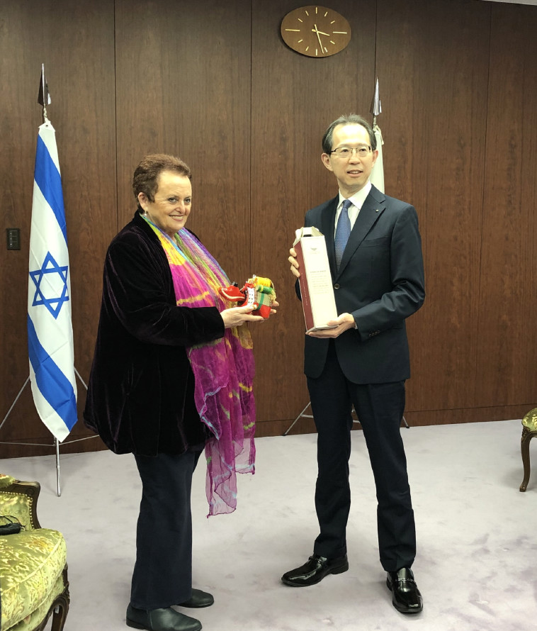 שגרירת ישראל ביפן, יפה בן-ארי, עם מושל מחוז פוקושימה במהלך ביקור במחוז, דצמבר 2020 (צילום: משרד החוץ)
