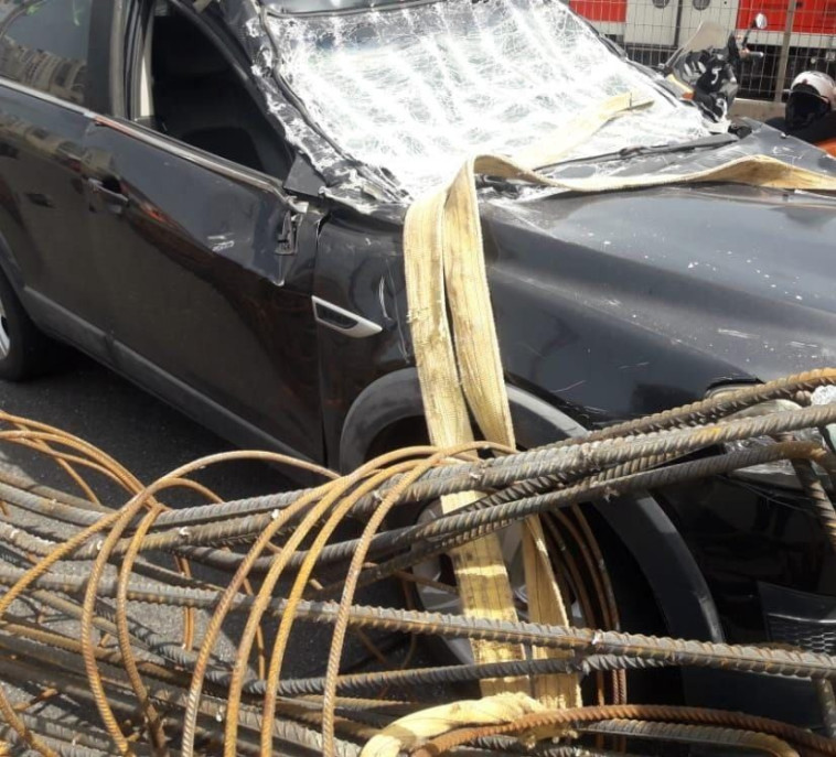 הרכב שנפגע מהחפץ שנפל מהמנוף באיילון (צילום: דוברות מד''א)