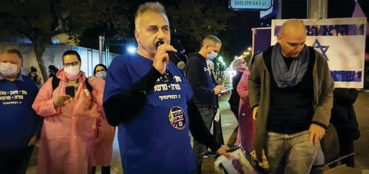 דני בטיטו בפעילות לעידוד הצבעה