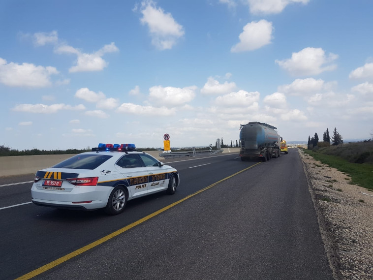 זירת התאונה בכביש 7 (צילום: דוברות המשטרה)