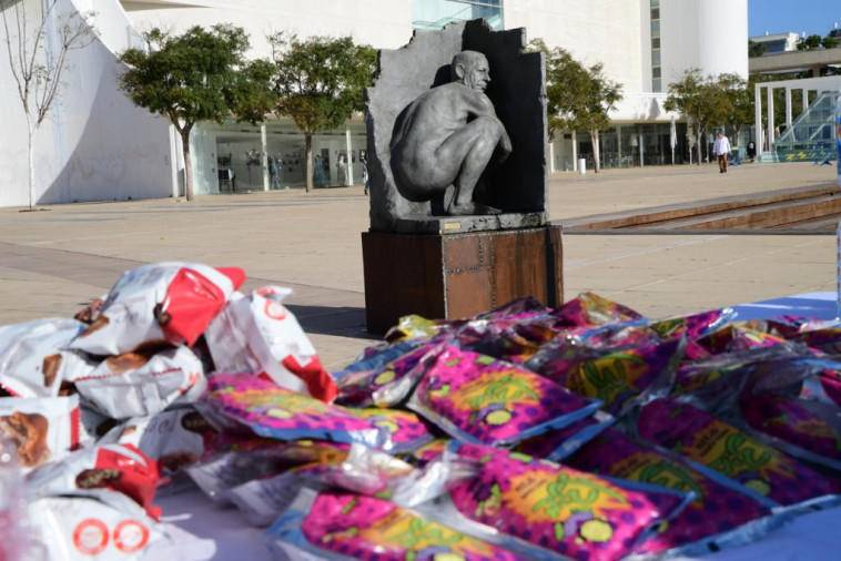 Statue in the form of Netanyahu (Photo: Avshalom Shashoni)
