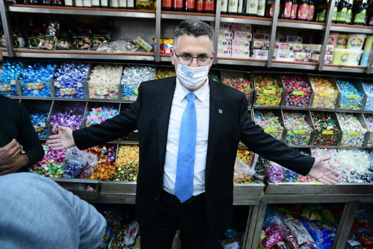 גדעון סער מבקר בחנות ממתקים בשכונת התקווה (צילום: אבשלום ששוני)