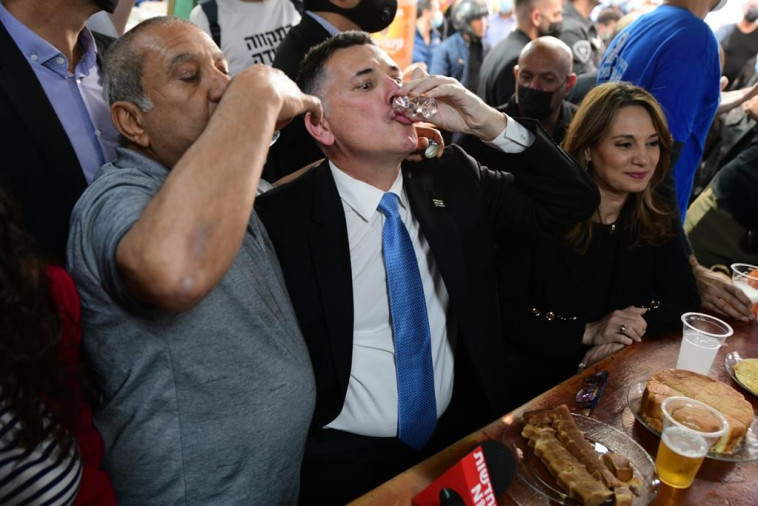 גדעון סער מרים צ'ייסר בשכונת התקווה